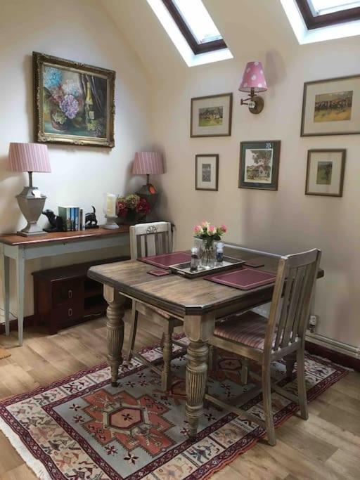 The Grooms Loft Self Contained Apartment Milton Abbas ภายนอก รูปภาพ