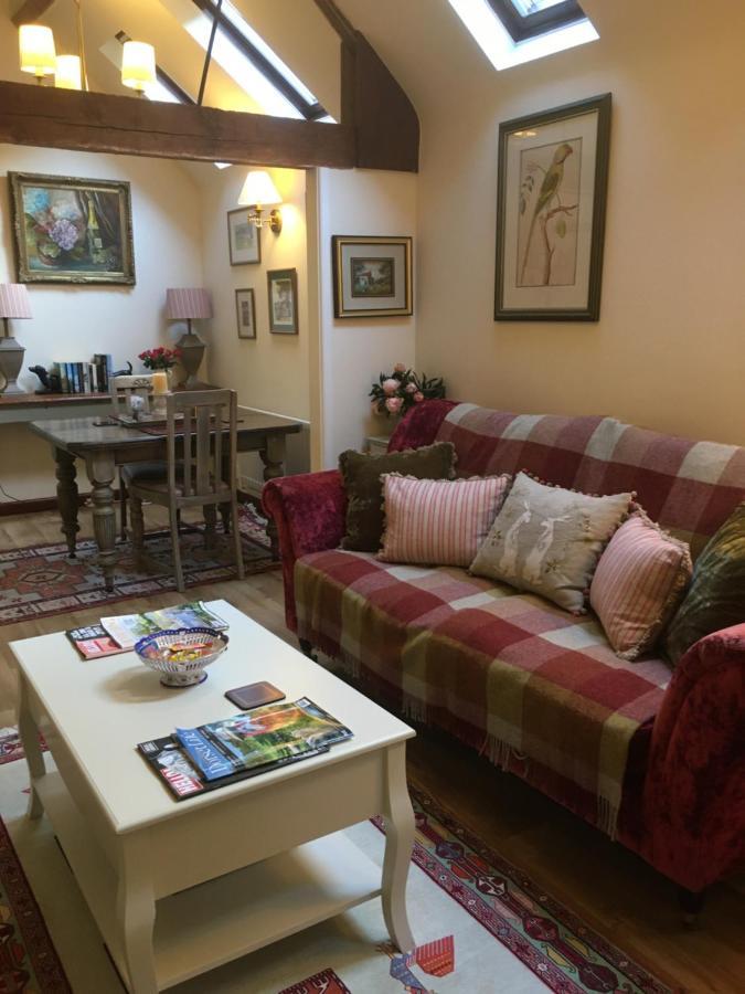 The Grooms Loft Self Contained Apartment Milton Abbas ภายนอก รูปภาพ