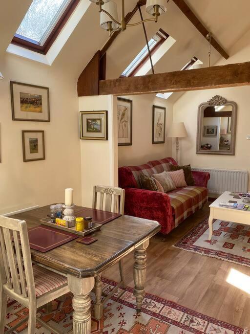 The Grooms Loft Self Contained Apartment Milton Abbas ภายนอก รูปภาพ