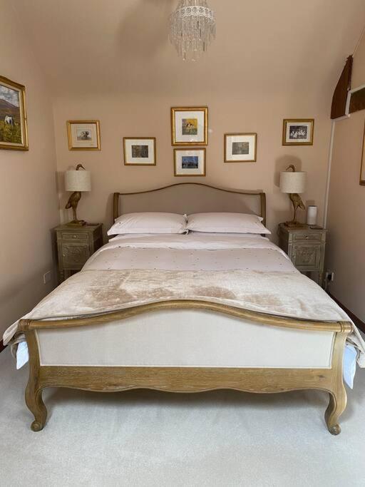 The Grooms Loft Self Contained Apartment Milton Abbas ภายนอก รูปภาพ