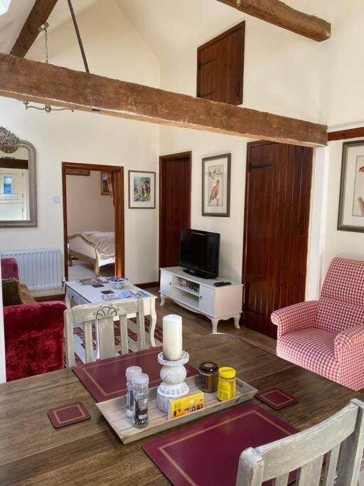 The Grooms Loft Self Contained Apartment Milton Abbas ภายนอก รูปภาพ