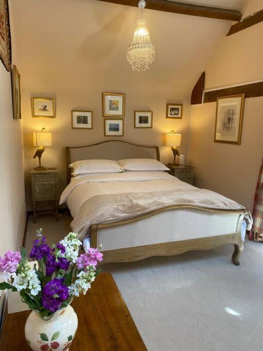 The Grooms Loft Self Contained Apartment Milton Abbas ภายนอก รูปภาพ